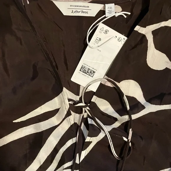 & Other Stories Printed Throw On Midi dress in Brown and White Floral - Picture 4 of 4